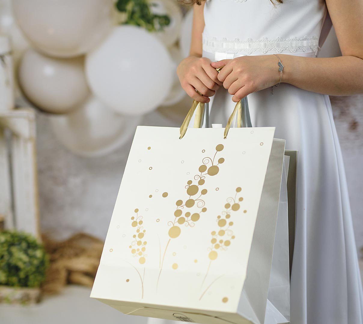 Konfirmationsgave med smykke bliver givet